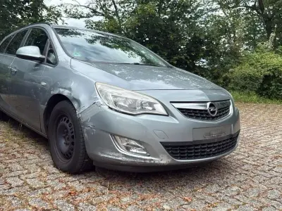 Gebraucht Opel Astra Design Edition 110 PS (80 kW) 2011 Silbersee/perl silber (m2) Kombi