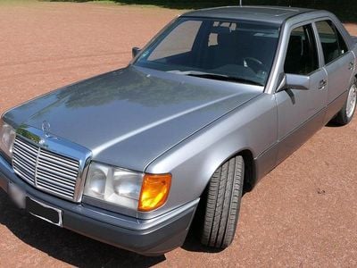 Second-hand Mercedes E300 220 CP (161 kW) 1990 Gri Berlinǎ