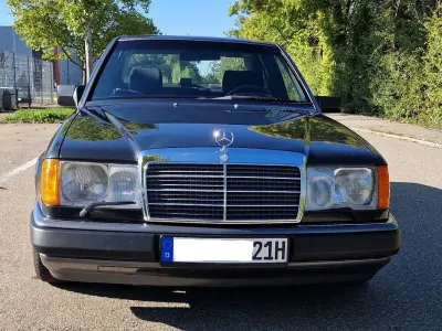 Gebraucht Mercedes E230 132 PS (97 kW) 1990 Schwarz Limousine