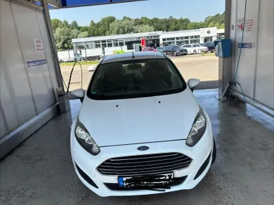 Gebraucht Ford Fiesta Ambiente 60 PS (44 kW) 2013 Weiß Kleinwagen