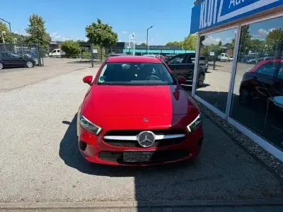 Gebraucht Mercedes A180 136 PS (100 kW) 2018 Rot Limousine
