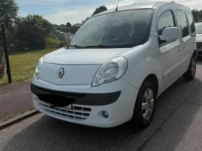 Gebraucht Renault Kangoo Happy Family 106 PS (77 kW) 2011 Weiß Van / Kleinbus