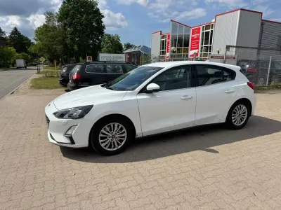 Gebraucht Ford Focus Titanium 150 PS (110 kW) 2019 Frostweiß Limousine