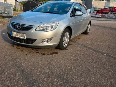 Gebraucht Opel Astra Edition 120 PS (88 kW) 2012 Silber Limousine