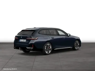 Gebraucht BMW 550e 489 PS (359 kW) 2025 Carbonschwarz metallic Kombi