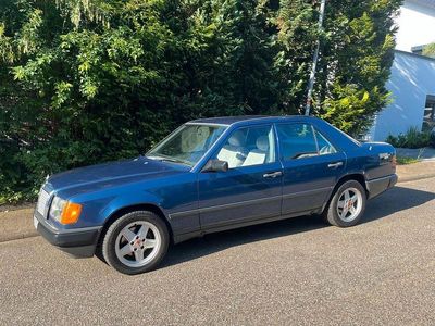 Gebraucht Mercedes E260 160 PS (117 kW) 1987 Blau Limousine