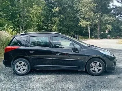Gebraucht Peugeot 207 Forever 95 PS (69 kW) 2013 Schwarz Kombi