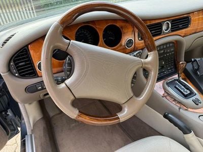Jaguar XJ8