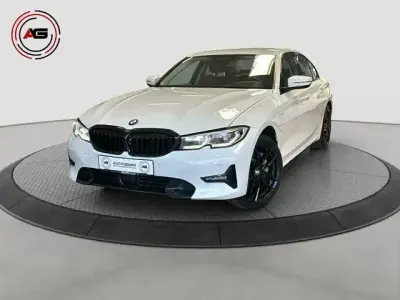 Gebraucht BMW 330e Sport Line 292 PS (214 kW) 2020 Weiß Limousine