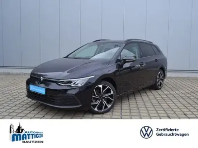 Gebraucht VW Golf VIII Life 150 PS (110 kW) 2022 Deep black perleffekt (metallic) Kombi