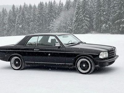 Gebraucht Mercedes 230 136 PS (100 kW) 1982 Schwarz Coupé