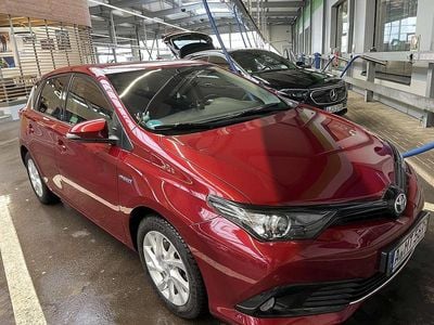 Rot Gebraucht 2018 Toyota Auris Hybrid Team Limousine | 13.900 € (Fairer Preis)