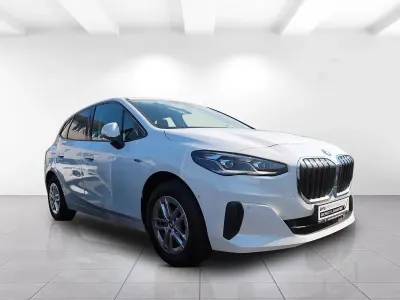 Gebraucht BMW 225 Active Tourer Luxury Line 245 PS (180 kW) 2022 Weiß Van / Kleinbus