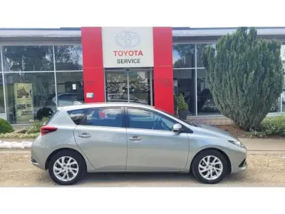 Gebraucht Toyota Auris Comfort 116 PS (85 kW) 2016 New medium silver/ grey (metallic) Kleinwagen