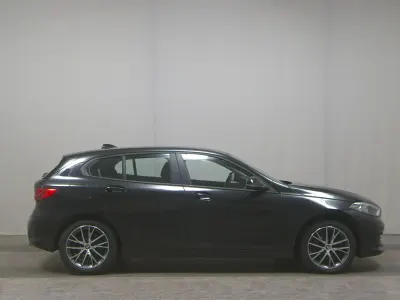 Begagnad BMW 120 Advantage 190 HK (139 kW) 2022 Svart Halvkombi