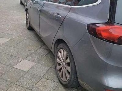 Grau Gebraucht 2016 Opel Zafira Business Van / Kleinbus | 10.000 € (Etwas zu teuer)