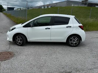 Gebraucht Toyota Yaris 69 PS (50 kW) 2014 Weiß Kleinwagen