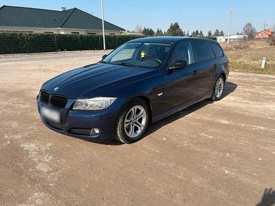 Gebraucht BMW 320 163 PS (119 kW) 2011 Blau Kombi
