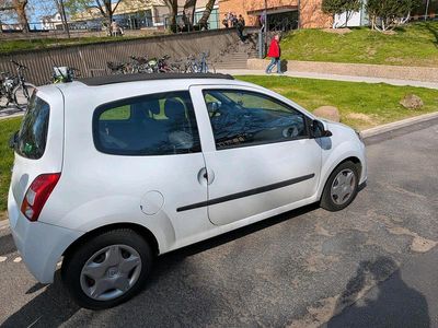 Second-hand Renault Twingo 74 CP (54 kW) 2011 Alb Hatchback