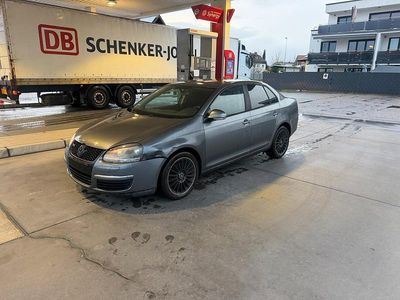 Gebraucht VW Jetta 105 PS (77 kW) 2006 Grau Limousine