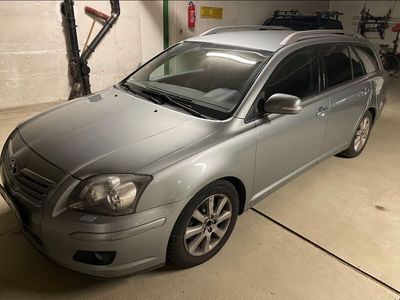 gebraucht Toyota Avensis Combi Executive 1.8-l-VVT-i Automati...