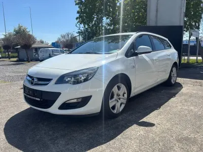Gebraucht Opel Astra Edition 101 PS (74 kW) 2012 Weiß Kombi