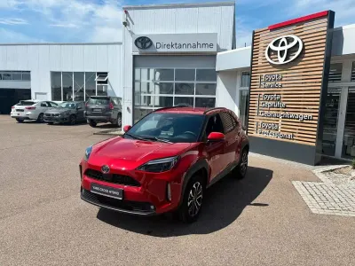 Neu Toyota Yaris Cross 131 PS (96 kW) 2025 Rot SUV