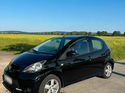 Gebraucht Toyota Aygo 68 PS (50 kW) 2013 Schwarz Kleinwagen