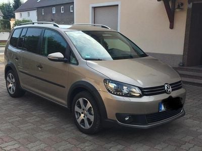 Beige Gebraucht 2013 VW Touran Cross Van / Kleinbus | 11.800 € (Etwas zu teuer)