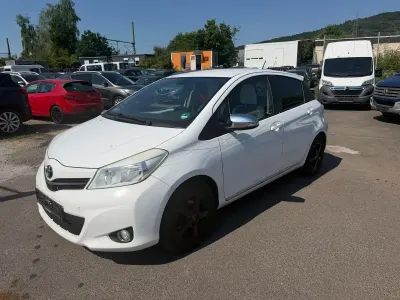 Gebraucht Toyota Yaris 69 PS (50 kW) 2013 Weiß Kleinwagen