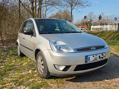 Gebraucht Ford Fiesta Ghia 101 PS (74 kW) 2005 Silber Kleinwagen