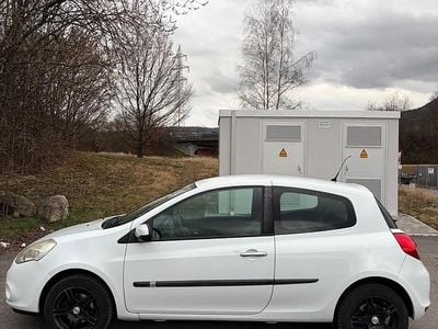 Second-hand Renault Clio II 75 CP (55 kW) 2010 Alb Hatchback