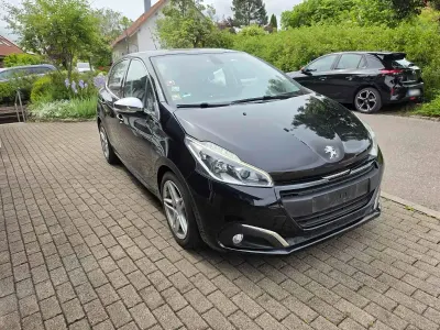 Gebraucht Peugeot 208 Allure 122 PS (89 kW) 2016 Schwarz Kleinwagen