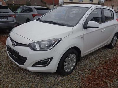 Gebraucht Hyundai i20 Classic 86 PS (63 kW) 2013 Coral white / sol Kleinwagen