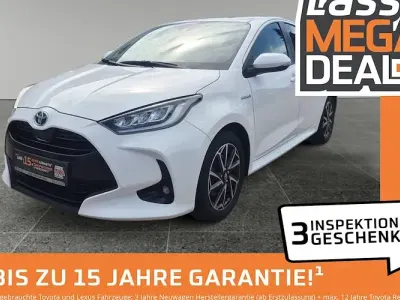Gebraucht Toyota Yaris Hybrid Club 116 PS (85 kW) 2021 Weiß Limousine