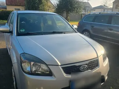 Usata Kia Rio 97 CV (71 kW) 2009 Argento Berlina