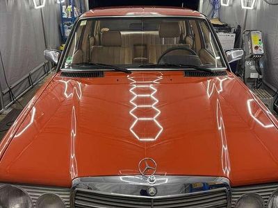 Gebraucht Mercedes E230 109 PS (80 kW) 1981 Orange Limousine