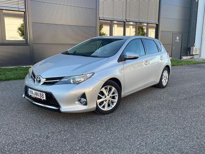 Silber Gebraucht 2014 Toyota Auris Comfort Limousine | 9.750 € (Etwas zu teuer)