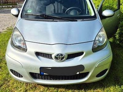 Gebraucht Toyota Aygo 68 PS (50 kW) 2009 Silber Kleinwagen