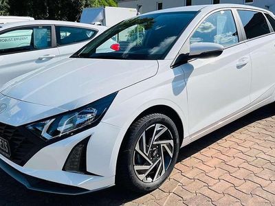 Gebraucht Hyundai i20 Select 79 PS (58 kW) 2024 Atlas white Limousine