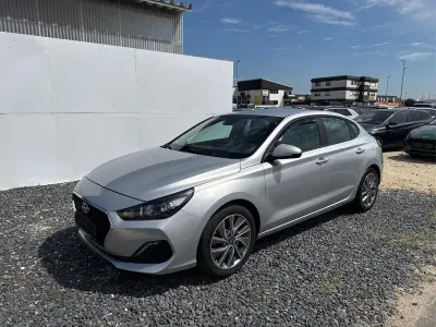 Gebraucht Hyundai i30 Trend 120 PS (88 kW) 2018 Platinum silver u3s Limousine