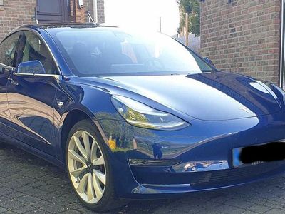 Begagnad Tesla Model 3 366 kW (498 HK) 2019 Blå Sedan