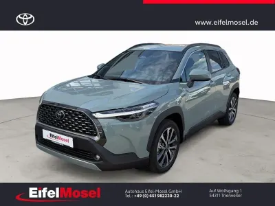 Neu Toyota Corolla Cross 140 PS (102 kW) 2025 Grün SUV