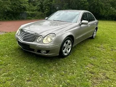 Gebraucht Mercedes E220 Classic 170 PS (125 kW) 2007 Gold Limousine