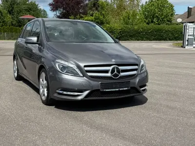 Gebraucht Mercedes B180 122 PS (89 kW) 2015 Grau Van / Kleinbus