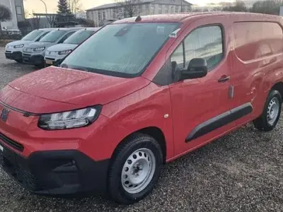 Neu Fiat Doblò 131 PS (96 kW) 2026 Rot Van / Kleinbus