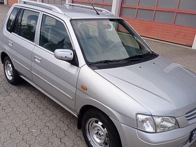 Begagnad Mazda Demio 62 HK (45 kW) 2002 Silver Halvkombi