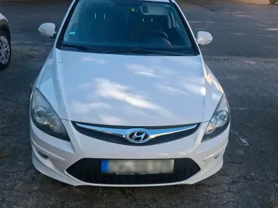 Gebraucht Hyundai i30 120 PS (88 kW) 2012 Weiß Kombi