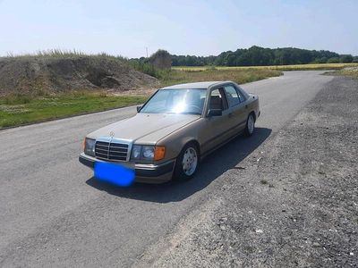 Second-hand Mercedes E230 132 CP (97 kW) 1987 Bej Berlinǎ