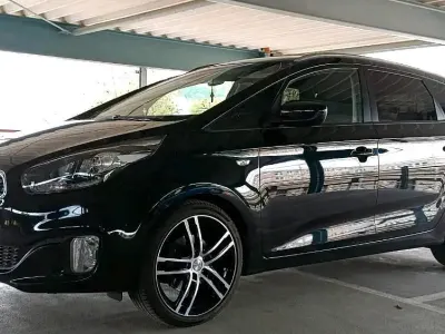 Gebraucht Kia Carens 140 PS (102 kW) 2015 Schwarz Van / Kleinbus